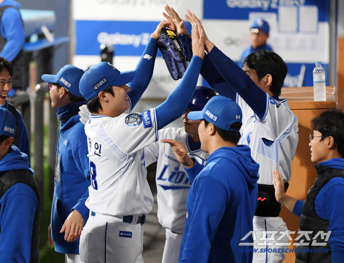  Wontaein high-fives with Koo Ja-wook