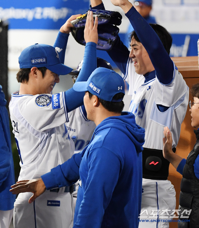  Wontaein high-fives with Koo Ja-wook