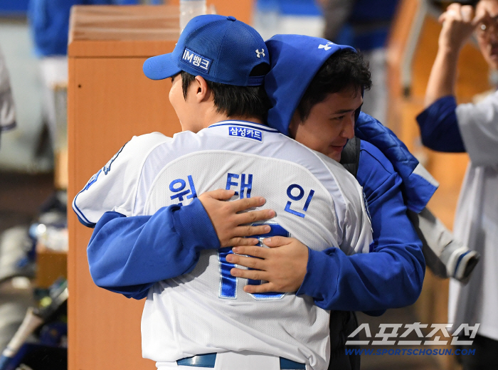  Wontaein hugs Choi Wontae