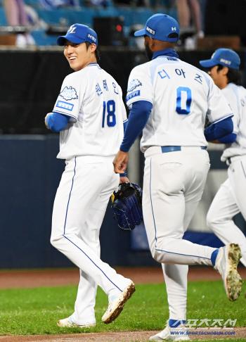  Wontaein's smile naturally