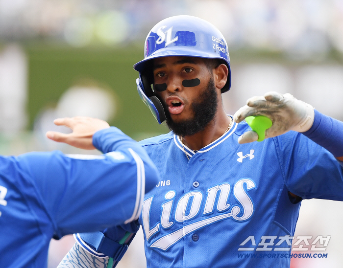 Press team  fans, all votes! Samsung Diaz with 50 home runs and 158 RBIs selected as monthly MVP from September to October...Samsung's first foreign hitter to win the award
