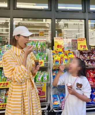 Single mom Cho Yoon-hee, adopted a pet cat for her daughter playing alone, and Roa's younger brother Sio
