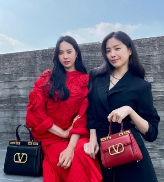 Son Na-eun and LG pitcher Lim Chan-kyu are in the family..Son Sae-eun, her younger brother, gets married in December