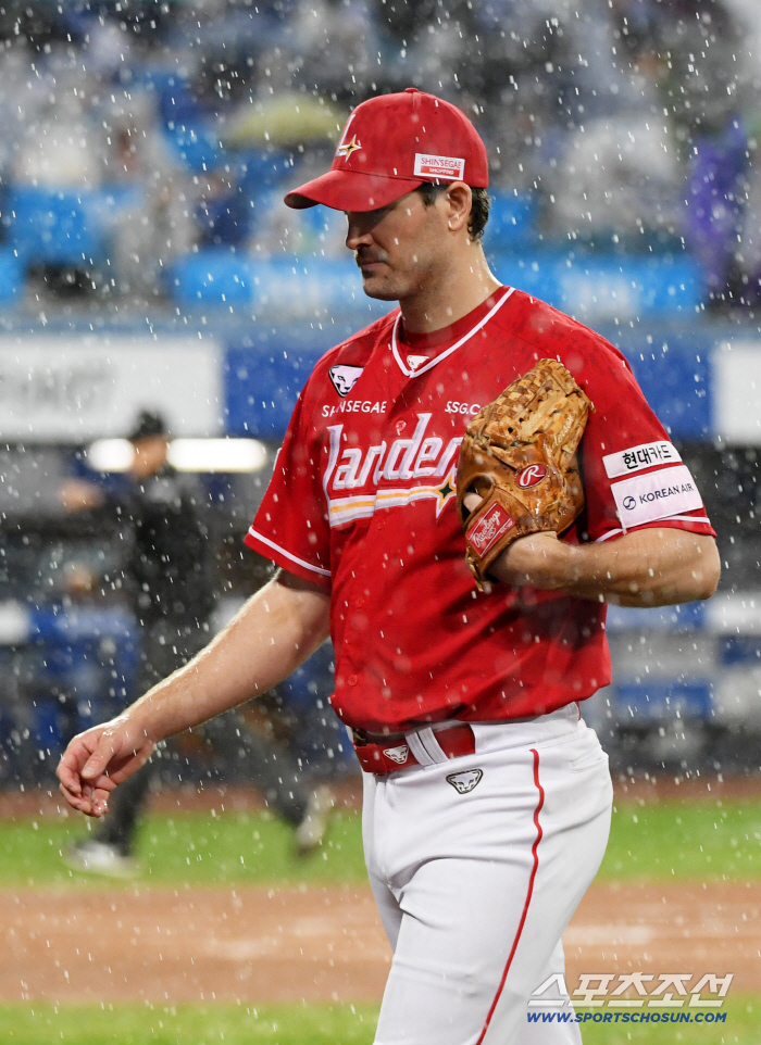 SSG Samsung's semi-PO Game 3 was suspended due to sudden heavy rain in the bottom of the first inning 