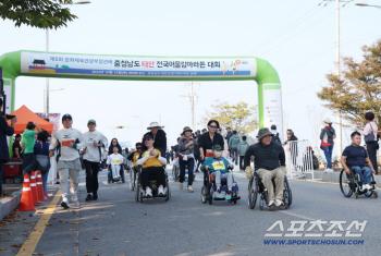 Taean Oullim Marathon on the 18th, 12.6% ↑ 4,989 people applied for the Taean Oullim Marathon compared to last year. Let's break down the walls of hot heat disorders and run together 