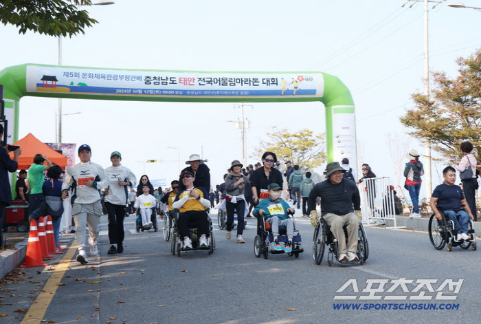 Taean Oullim Marathon on the 18th, 12.6% ↑ 4,989 people applied for the Taean Oullim Marathon compared to last year. Let's break down the walls of hot heat disorders and run together 