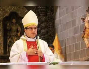 Bishop Shocked Who Secretly Loved 17 Lovers, Including Nuns...Women's physical fights, too