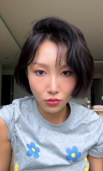 Hwasa transformed her long hair into 3cm bobbed hair under her ears..Hair, good bye