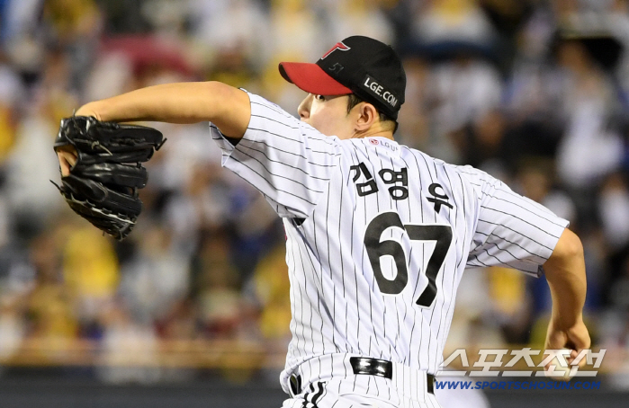 I'm going to make the team that didn't pick me regret it The 10th-ranked rookie, who was shunned even by 156km, → First win, save, hold → All-Star match → Pilseungjo → KS Direct → First year on board the national team was accomplished