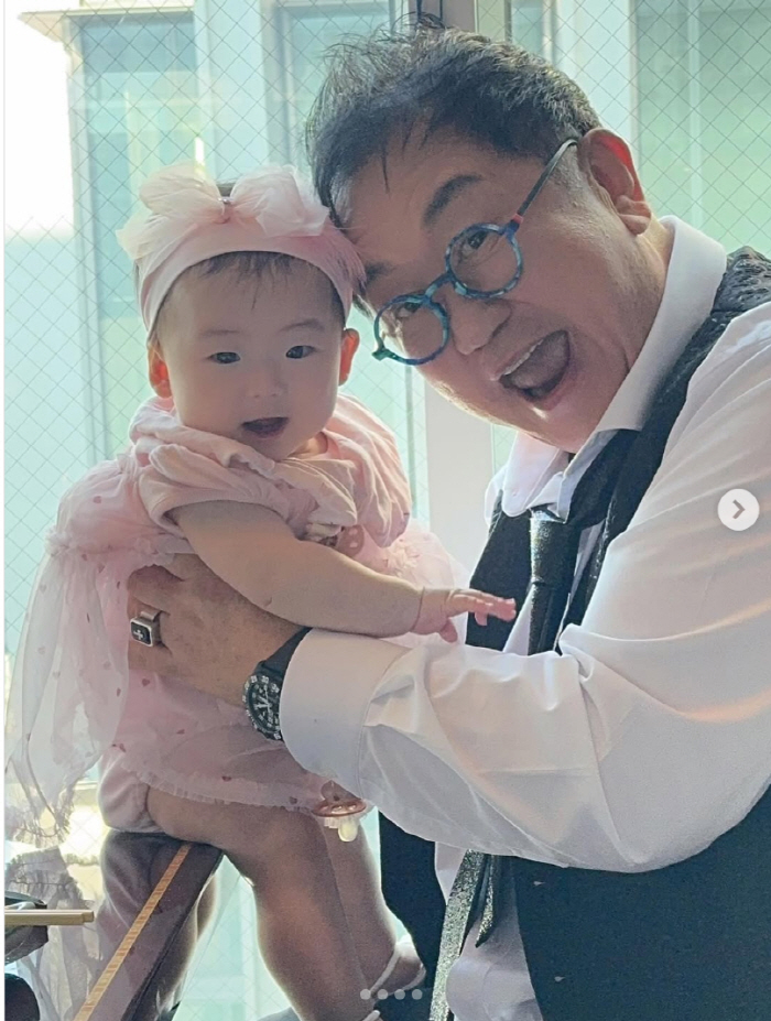 Lee Yongsik's forehead kiss with the granddaughter of Bungeoppang..Daughter Lee Soo Min, emotional granddaughter, stupid grandfather