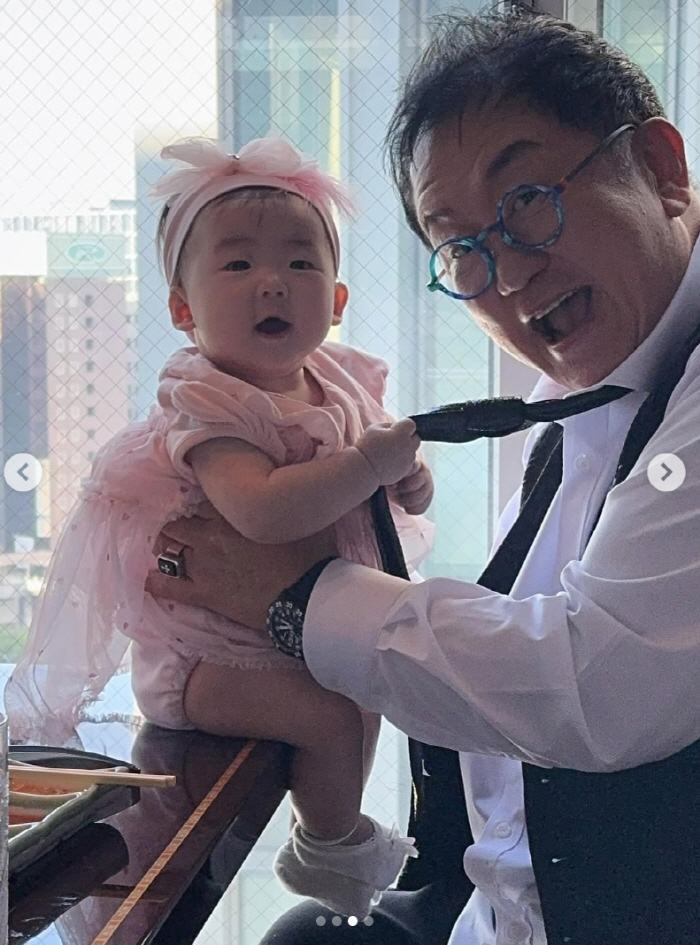 Lee Yongsik's forehead kiss with the granddaughter of Bungeoppang..Daughter Lee Soo Min, emotional granddaughter, stupid grandfather