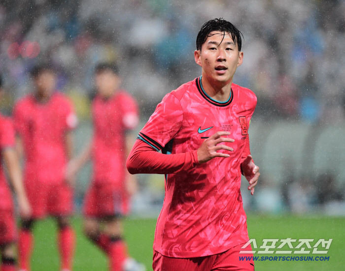 Offensive spearhead Son Heung-min, Son Heung-min, center, Kim Min-jae will start → Lee Kang-in replacement list Um Ji-sung, Park Jin-seop, starting Hong Myung-bo, rotation (on-site lineup against Paraguay)