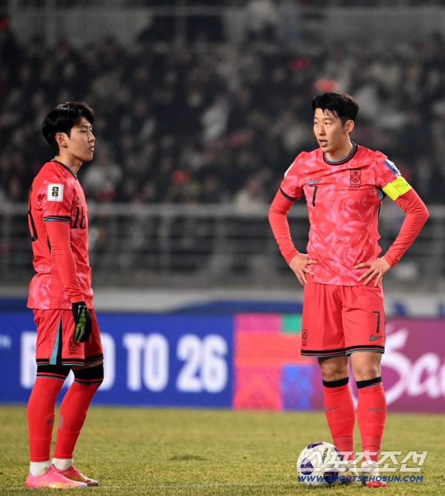I'm the Asian Messi legend Son Heung-min, the first to win the 10th Ballon d'Or award...Lee Kangin beat Ronaldo!