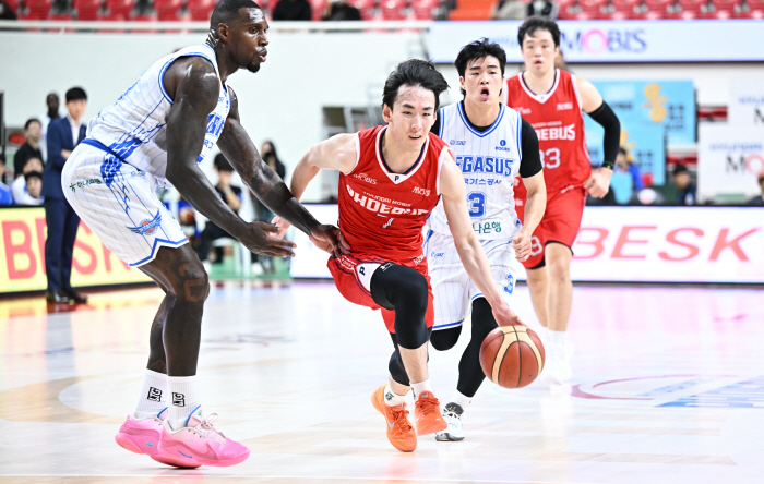  Hyundai Mobis won 82-77. leave the gas corporation out for five consecutive years. Screenattack rebound Lee Seung-hyun, the winner of the match. How did you end up in the chaos of the gas works