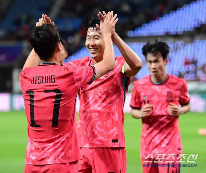 Um Ji-sung goal → Kim Seung-gyu's super save experiment, close in the first half with Paraguay 10 ahead