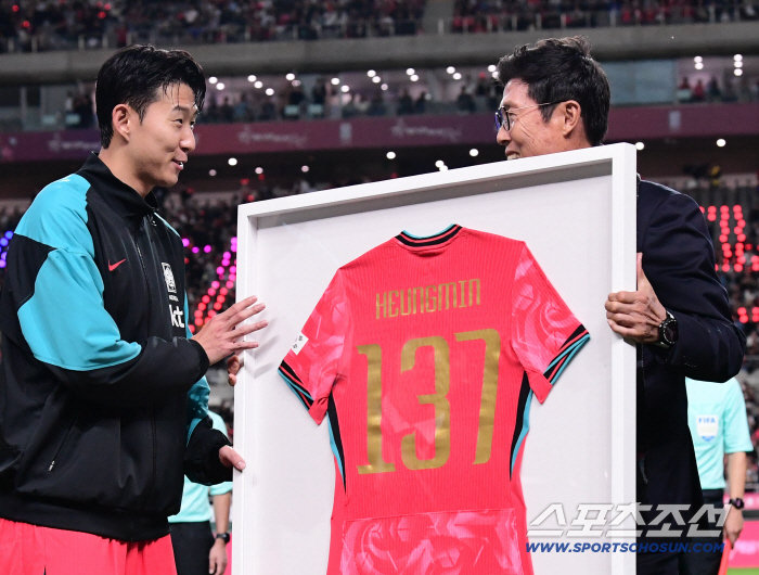 A celebration of the most participation in the A-match, which was full of the weight of Korean soccer legend handed over by Son Heung-min and Cha Bum-keun