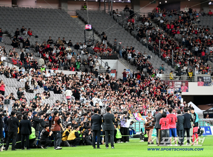 A celebration of the most participation in the A-match, which was full of the weight of Korean soccer legend handed over by Son Heung-min and Cha Bum-keun