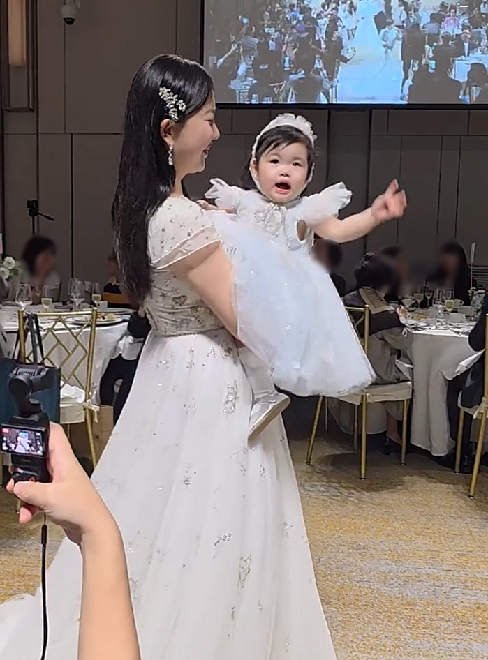 Park Soo-hong's daughter, Jae-yi, at the grand first birthday party, singing along with the swamp of illusion is a feast
