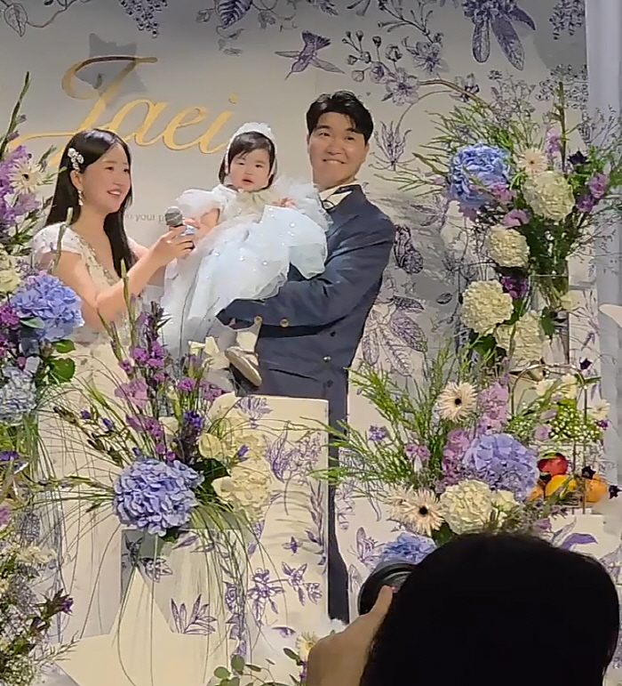 Park Soo-hong's daughter, Jae-yi, at the grand first birthday party, singing along with the swamp of illusion is a feast