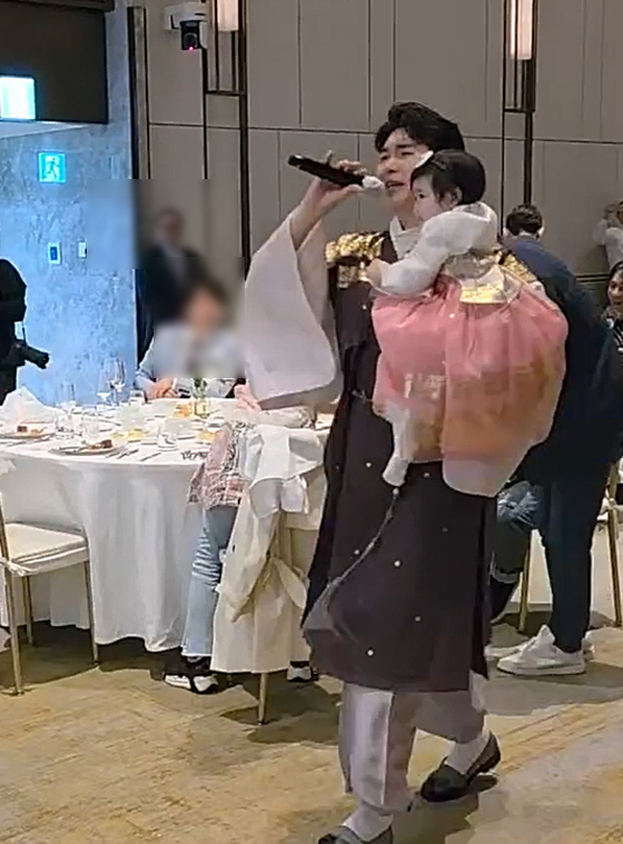 Park Soo-hong's daughter, Jae-yi, at the grand first birthday party, singing along with the swamp of illusion is a feast