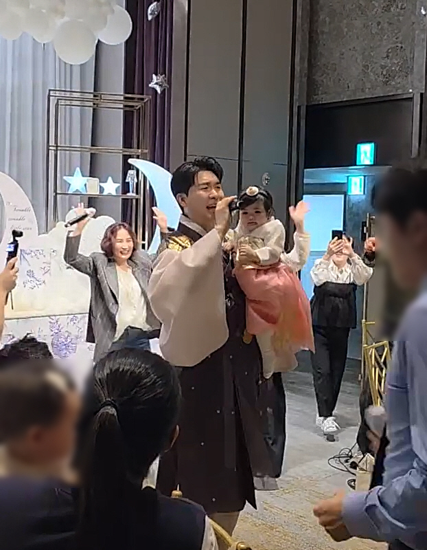 Park Soo-hong's daughter, Jae-yi, at the grand first birthday party, singing along with the swamp of illusion is a feast
