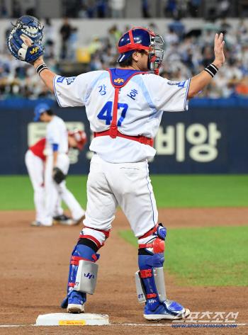  Catcher Kang Min-ho with the third base cover
