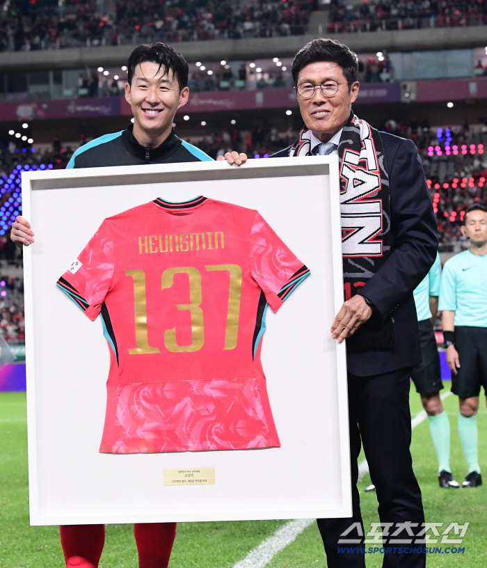  Cha Bum-keun hands over Son Heung-min's A-match 137th game celebration uniform