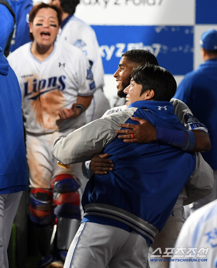  Come-from-behind, two-run for Diaz, hug with Won Tae-in