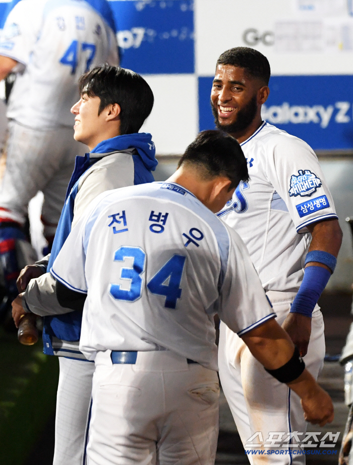  Diaz's come-from-behind two-run shot