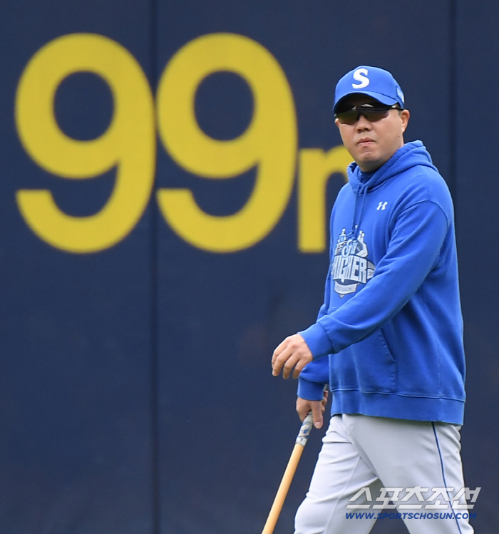  Director Park Jin-man watching the training