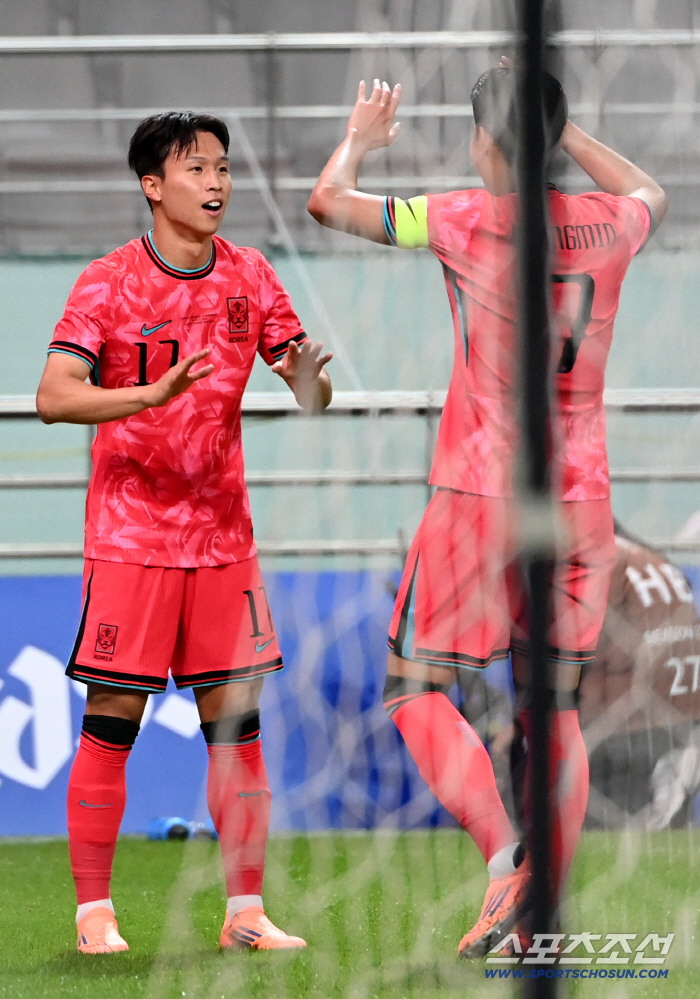  First goal Um Ji Sung, Captain Son Heung Min's congratulations
