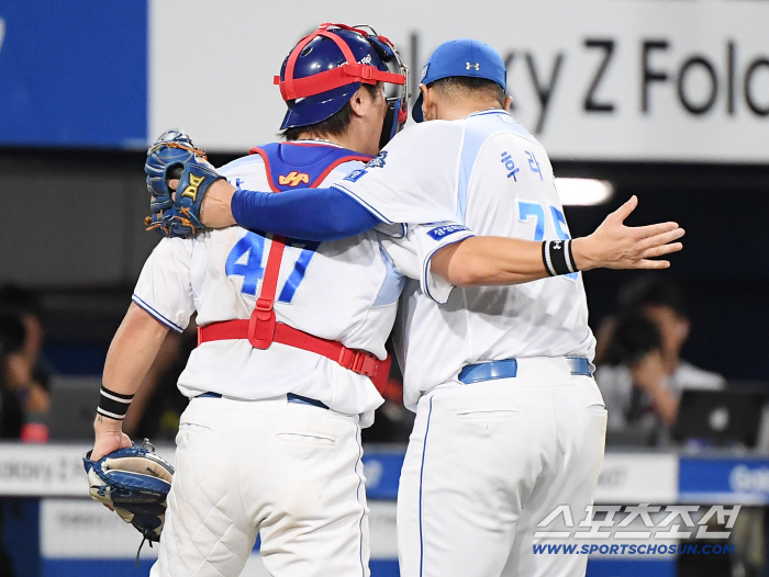  Furado embraces Kang Min-ho after 7 scoreless innings