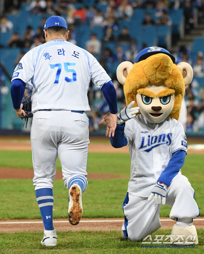  Furado goes to the mound of fall baseball
