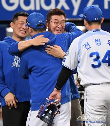  General Manager Lee Jong-yeol and Director Park Jin-man embrace each other