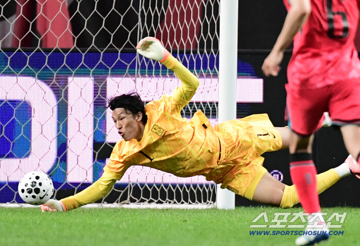  Goalkeeper Kim Seung-gyu blocks the decisive shot