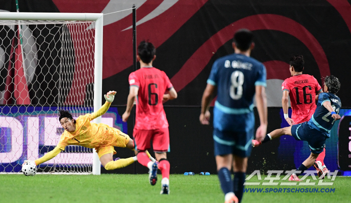  Goalkeeper Kim Seung Kyu makes super saves