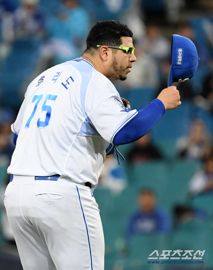 A greeting routine even in Furado fall baseball