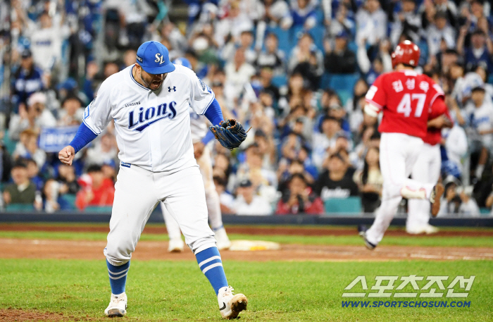  Hold Kim Sung Wook and roar