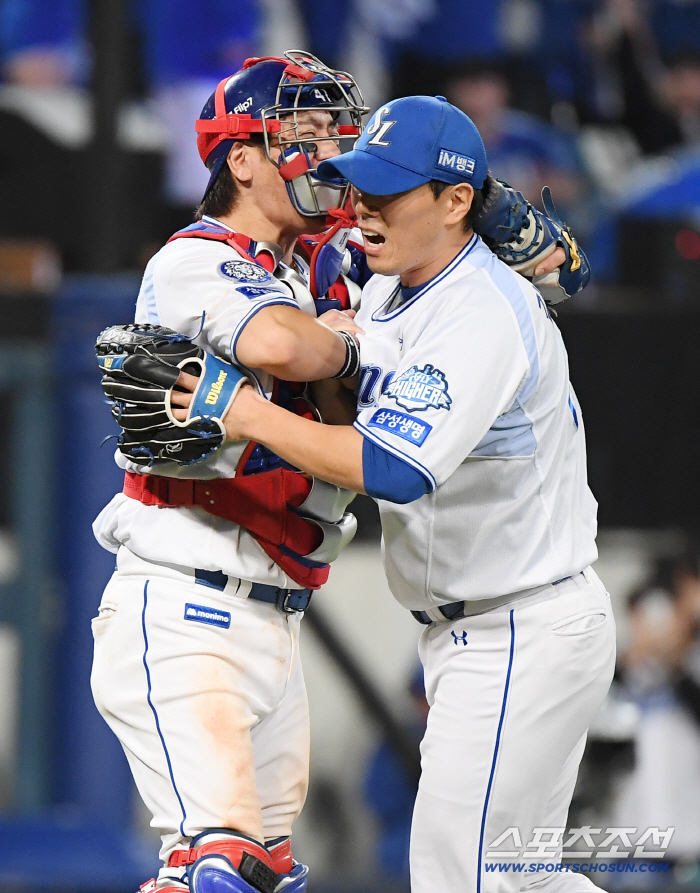  KIM JAE YOON and KANG MINO, hugging each other