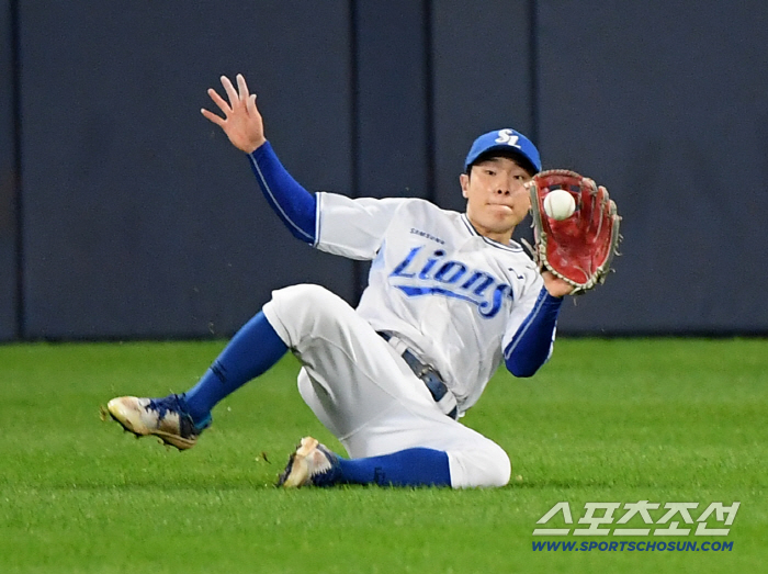  Kim Ji Chan erases Jihoon Choi hits.