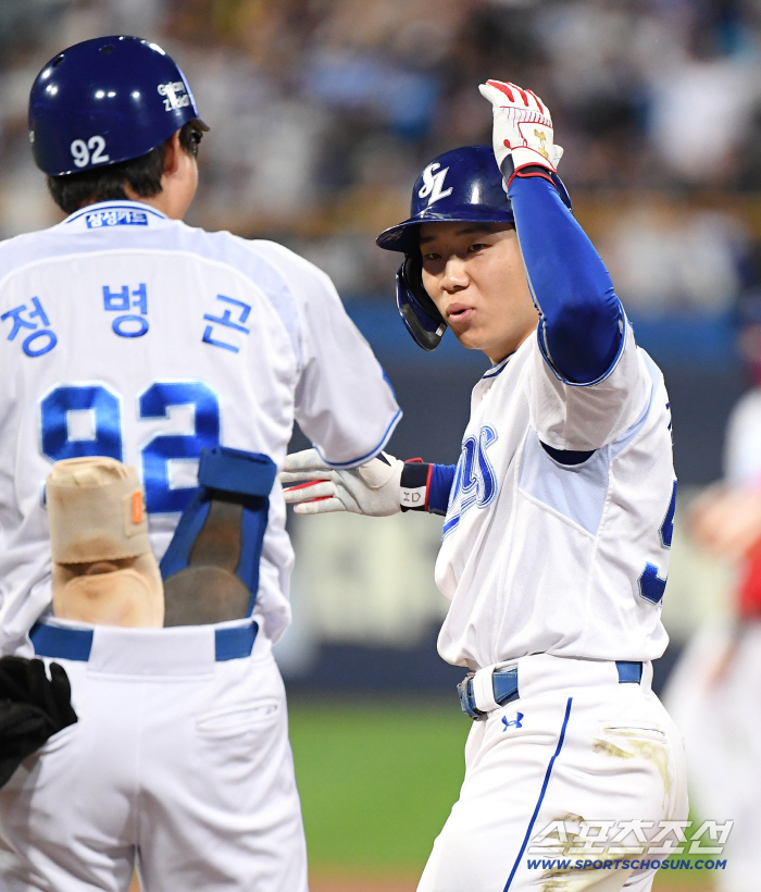  Kim Ji-chan makes a timely RBI in the third inning