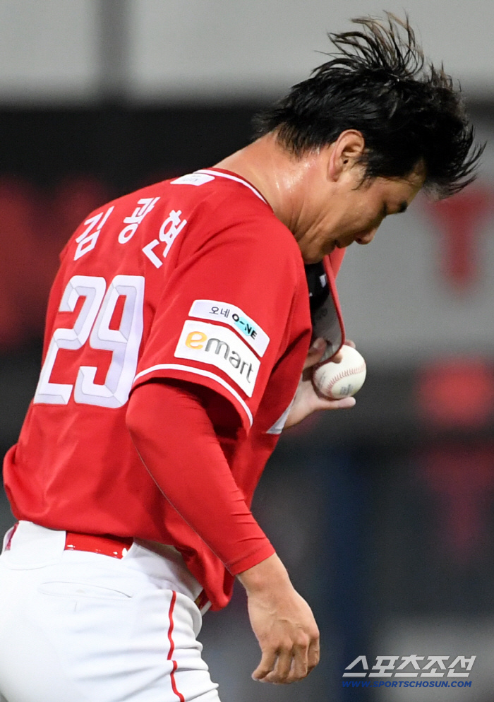  Kim Kwang Hyun, his whole body soaked in sweat