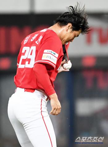  Kim Kwang-hyun is on the verge of loading the bases, sweating
