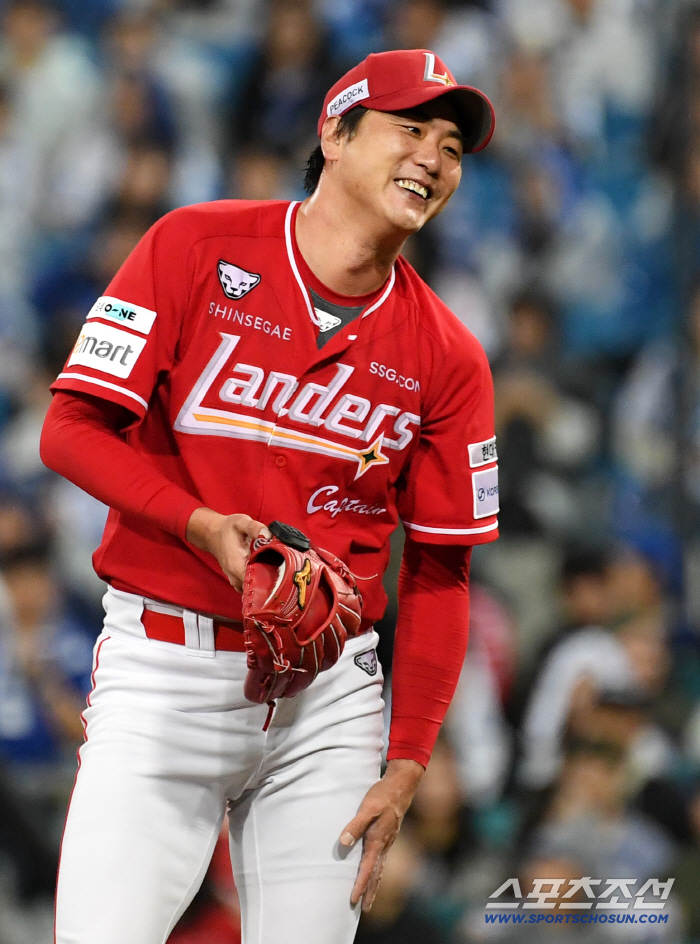  Kim Kwang-hyun smiles when he catches a long shot