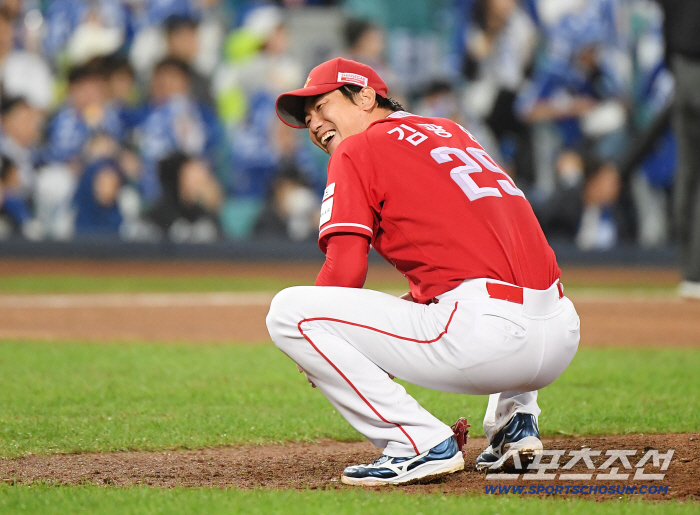  Kim Kwang-hyun, surprised by the fly ball in the outfield
