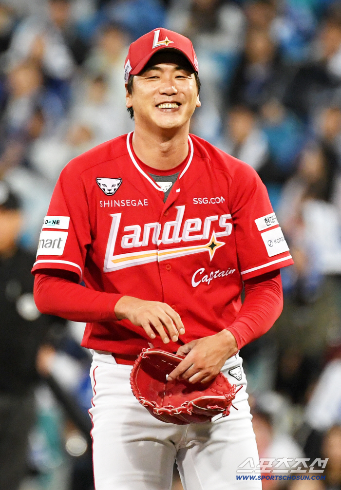  Kim Kwang Hyun's smile is back