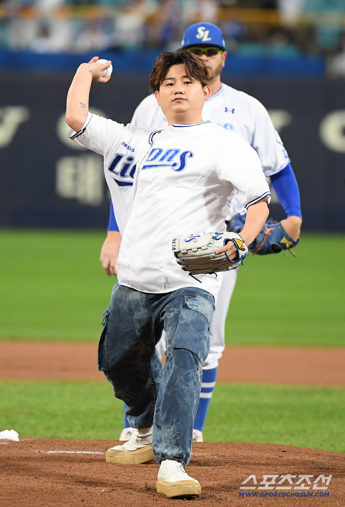  Kim Sang-soo's younger brother Woody showed off his elaborate ball control
