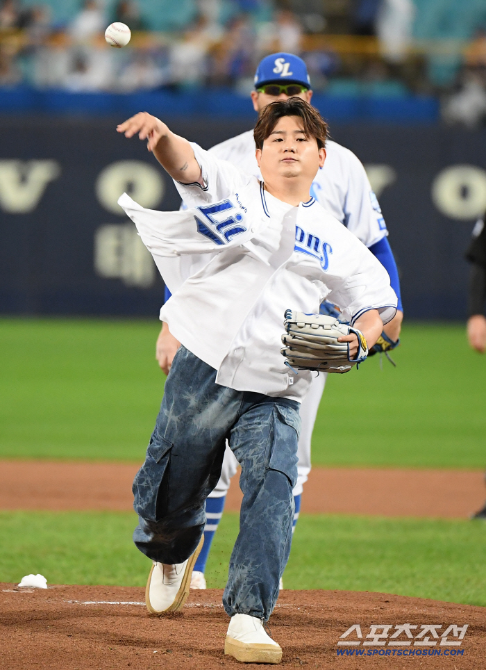  Kim Sang-soo's younger brother Woody threw the first pitch in a skillful manner
