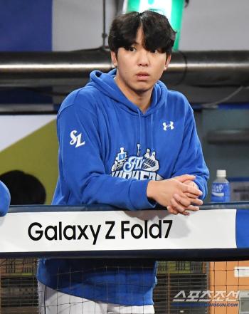  Kim Youngwoong is out because of a back injury