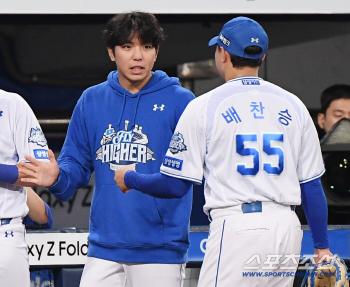  Kim Youngwoong is welcomed by Bae Chanseung